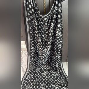 Louis Vuitton Elegant Black and White Scarf